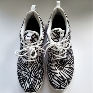 Women's Rare Nike Roshe Sneakers (Black and white pattern)